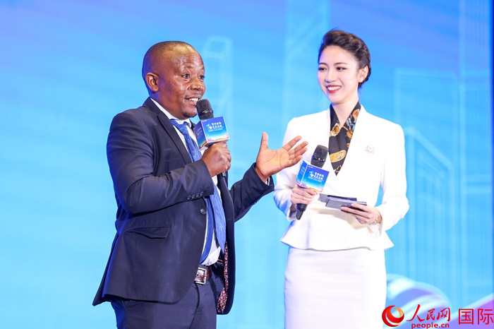 來自烏干達(dá)坎帕拉—恩德培機(jī)場高速公路項(xiàng)目的赫爾曼（左）被評為中國交建共建“一帶一路”最美外籍建設(shè)者之一。人民網(wǎng)記者 趙益普攝