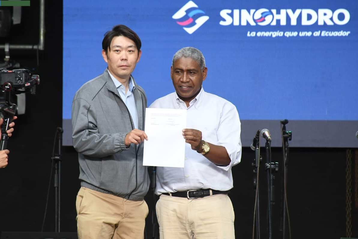 中國(guó)電建厄瓜多爾國(guó)別代表白納（左）代表中國(guó)電建向厄瓜多爾埃爾查科市康復(fù)中心捐贈(zèng)了一批康復(fù)器材，埃爾查科市市長(zhǎng)奧斯卡·德拉克魯斯·卡瓦蒂霍（右）對(duì)中國(guó)企業(yè)的善舉表示感謝。中國(guó)電建厄瓜多爾代表處供圖