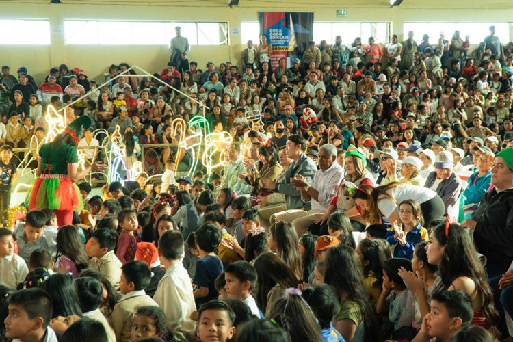 捐贈(zèng)儀式在埃爾查科市中心的體育館舉行。中國(guó)電建厄瓜多爾代表處提供圖