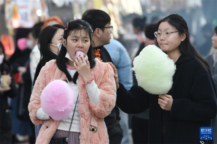 1月5日，在日本名古屋市第18屆“名古屋中國(guó)春節(jié)祭”上，游客品嘗棉花糖。新華社記者 岳晨星 攝