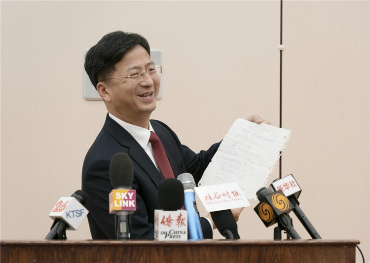 張建敏總領(lǐng)事向媒體展示領(lǐng)區(qū)小學(xué)生來(lái)信。中國(guó)駐舊金山總領(lǐng)館供圖