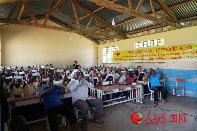 中國專家組走進(jìn)姆坦噶尼小學(xué)開展血吸蟲病防治健康教育。人民網(wǎng)記者 黃煒鑫攝