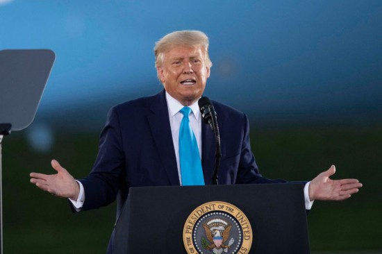 這是2020年9月3日時任美國總統(tǒng)特朗普在美國賓夕法尼亞州拉特羅布參加競選集會的資料照片。新華社記者劉杰攝