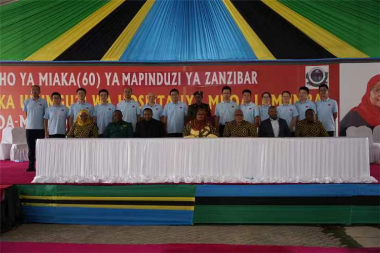 坦桑尼亞政要與中國醫(yī)療隊(duì)合影。中國(江蘇)第33期援桑給巴爾醫(yī)療隊(duì)供圖