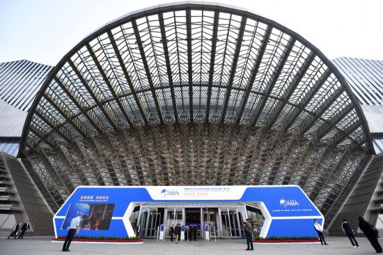 2023年10月30日，參會(huì)嘉賓步入長(zhǎng)沙國(guó)際會(huì)議中心。當(dāng)日，以“全球發(fā)展 共享安全”為主題的博鰲亞洲論壇全球經(jīng)濟(jì)發(fā)展與安全論壇第二屆大會(huì)在湖南長(zhǎng)沙開幕。新華社記者 陳振海 攝