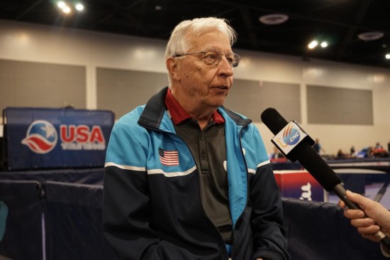 2023年12月16日，中美“乒乓外交”親歷者戴爾·斯威里斯在2023年美國乒乓球公開賽老年組比賽間隙接受新華社記者專訪。