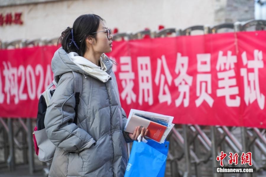 2023年11月26日，山西省太原市，考生步入考場。當日，中央機關(guān)及其直屬機構(gòu)2024年度考試錄用公務(wù)員公共科目筆試舉行。<a target='_blank' href='/'><p  align=