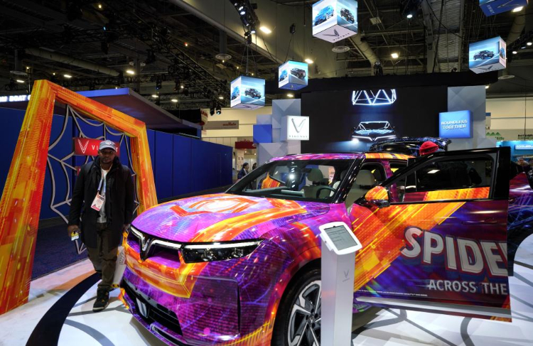 1月11日，人們在美國拉斯維加斯消費電子展越南電動汽車制造商VinFast展臺參觀。新華社記者吳曉凌攝