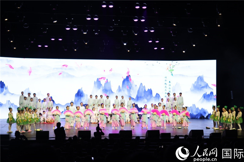 《四季詩(shī)韻》童聲詩(shī)朗誦表演。人民網(wǎng)記者 任皓宇攝