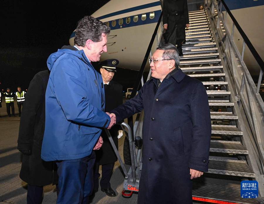 當(dāng)?shù)貢r(shí)間1月16日晚，應(yīng)愛爾蘭總理瓦拉德卡邀請(qǐng)，國(guó)務(wù)院總理李強(qiáng)乘包機(jī)抵達(dá)都柏林國(guó)際機(jī)場(chǎng)，開始對(duì)愛爾蘭進(jìn)行正式訪問。愛爾蘭環(huán)境、氣候與通訊部長(zhǎng)兼交通部長(zhǎng)瑞安等到機(jī)場(chǎng)迎接。新華社記者 饒愛民 攝