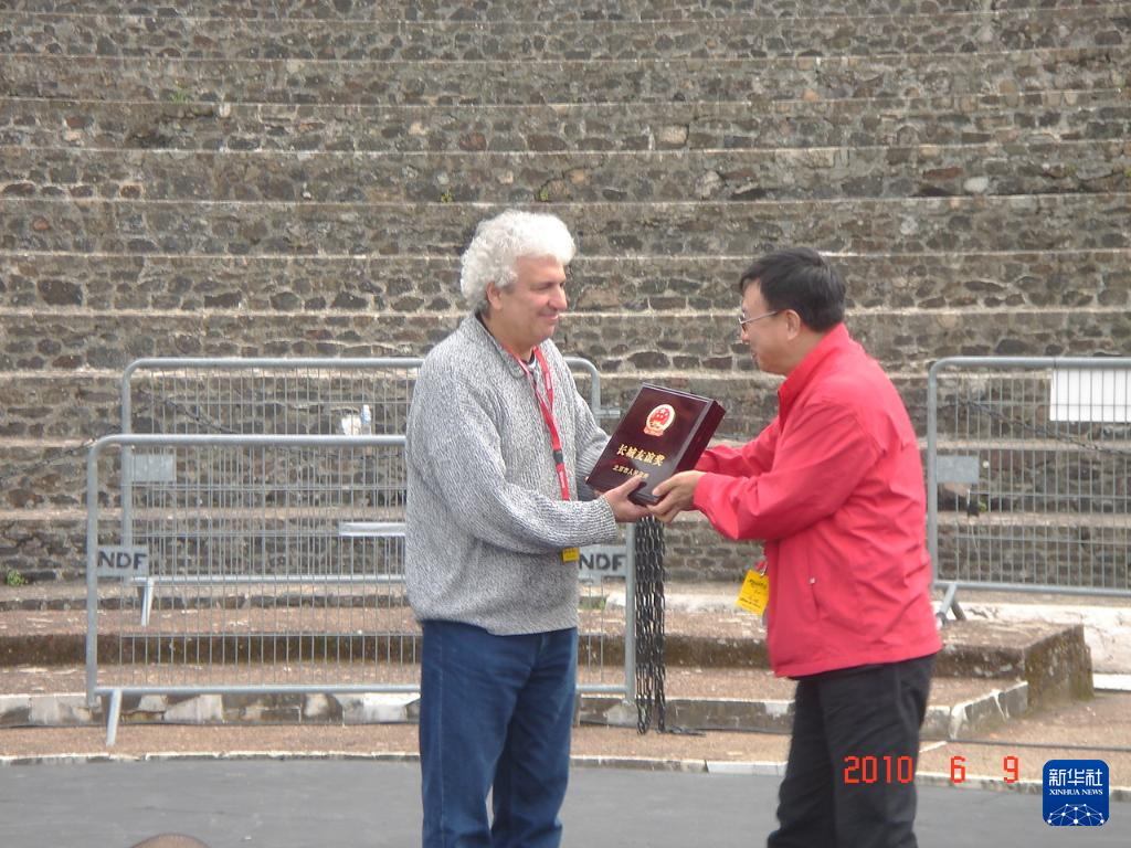 這是2010年帕特里克·索米耶（圖左）獲頒北京市人民政府授予的“長城友誼獎”時的資料照片。新華社發(fā)（受訪對象供圖）