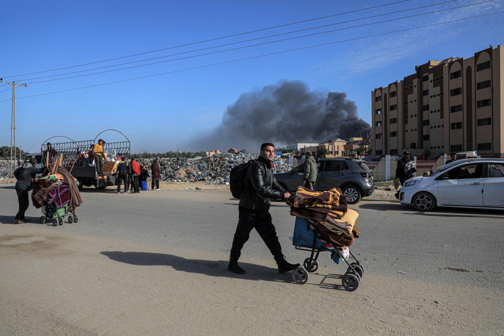 1月22日，在加沙地帶南部城市汗尤尼斯，人們逃離家園。新華社發(fā)（里澤克·阿卜杜勒賈瓦德攝）