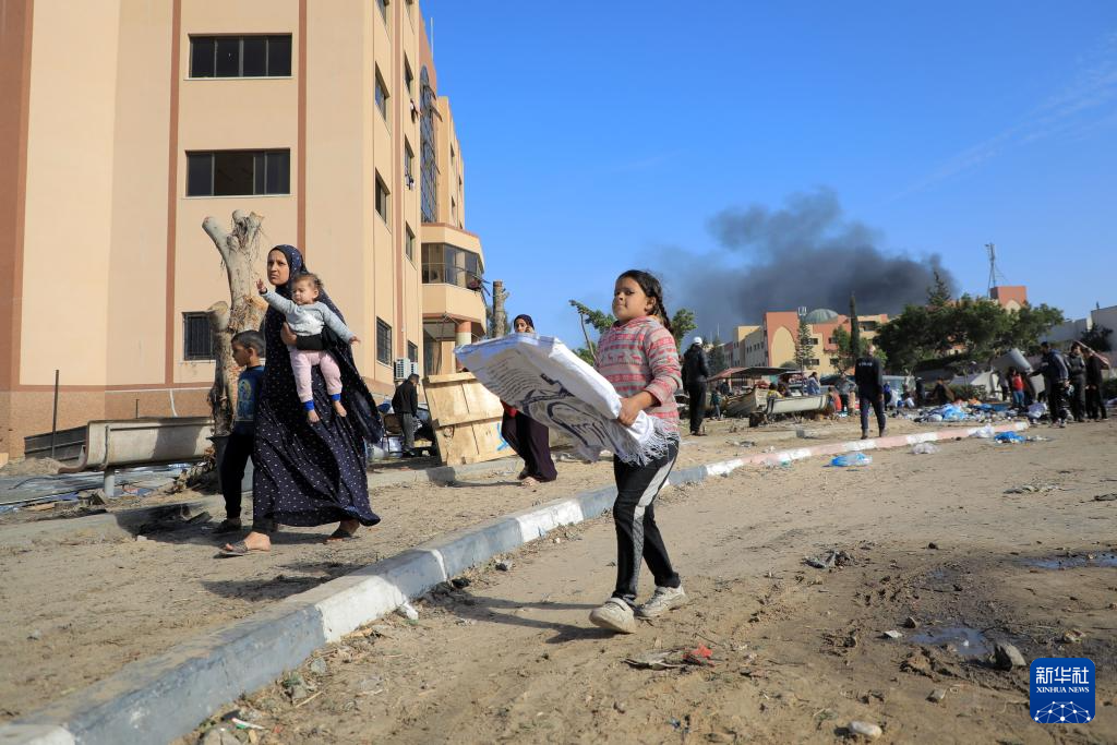 1月22日，加沙地帶南部城市汗尤尼斯遭到以軍攻擊后升起濃煙。新華社發(fā)（里澤克·阿卜杜勒賈瓦德攝）