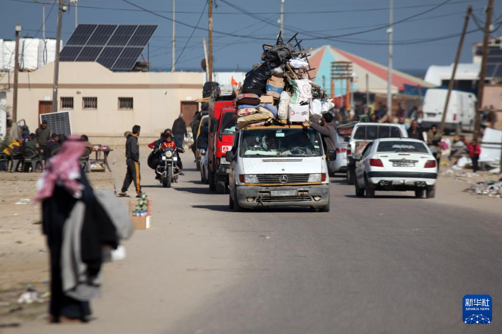1月22日，在加沙地帶南部城市汗尤尼斯，人們逃離家園。新華社發(fā)（里澤克·阿卜杜勒賈瓦德攝）