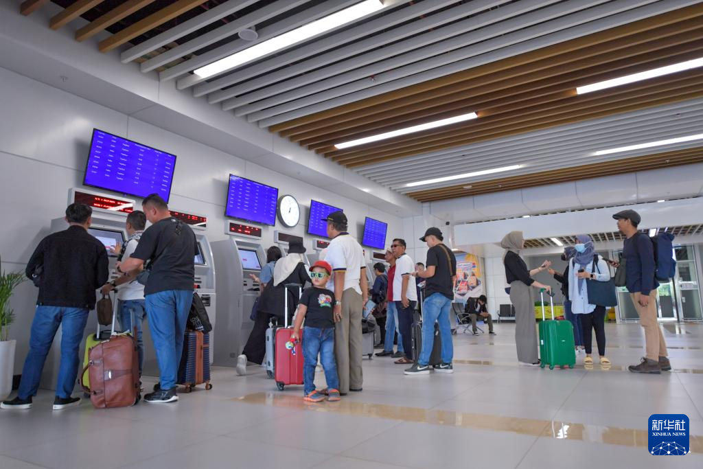 1月24日，在印度尼西亞雅加達哈利姆站，乘客使用自助取票機。新華社記者 徐欽 攝