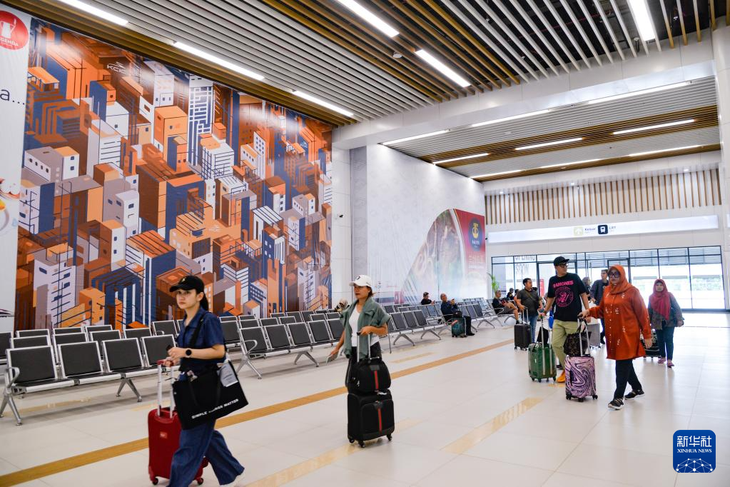 1月24日，在印度尼西亞雅加達哈利姆站，乘客在候車大廳內(nèi)行走。新華社記者 徐欽 攝