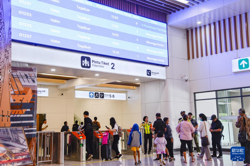 1月24日，在印度尼西亞雅加達哈利姆站候車大廳，乘客刷票前往站臺。新華社記者 徐欽 攝