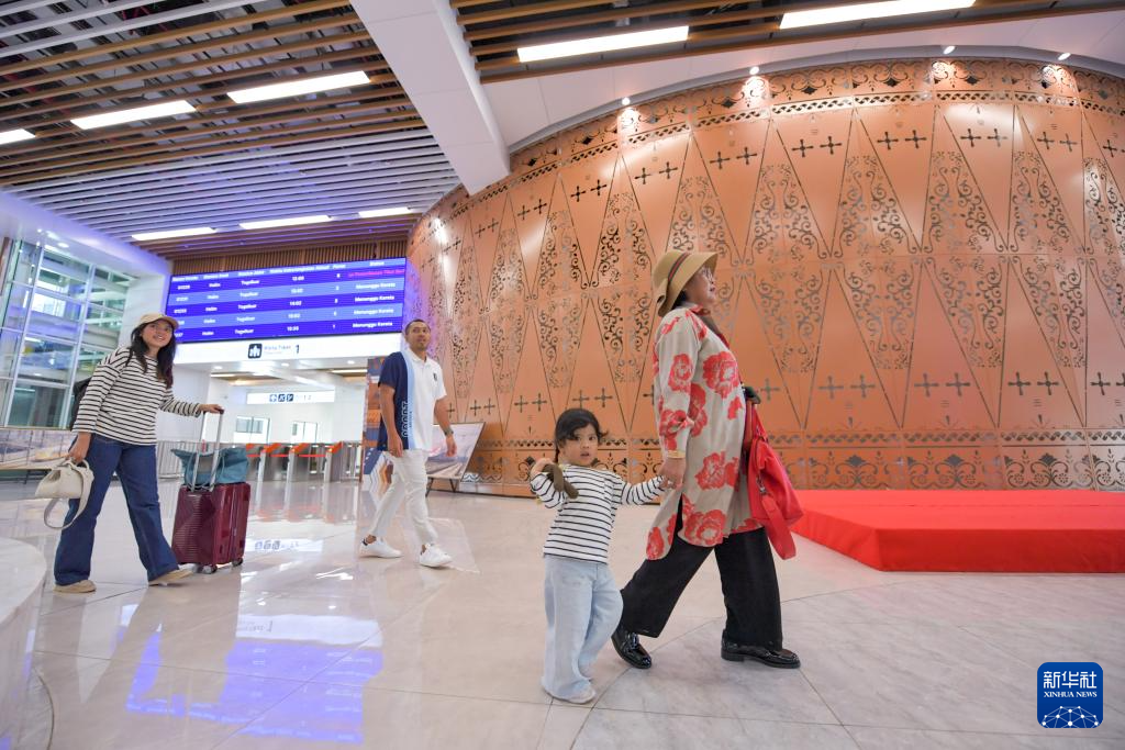 1月24日，在印度尼西亞雅加達哈利姆站，乘客在候車大廳內(nèi)行走。新華社記者 徐欽 攝