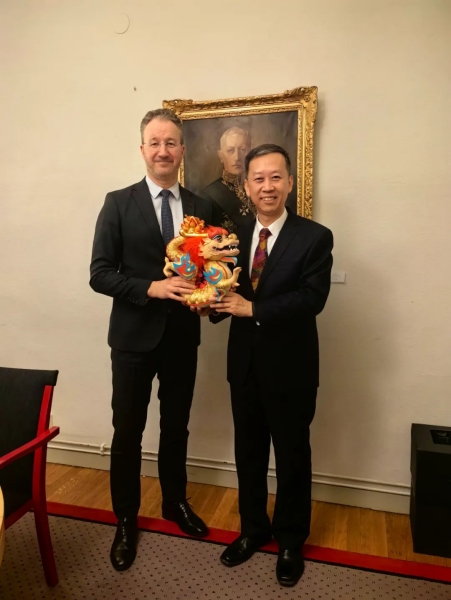 中國駐瑞典大使崔愛民（右）會(huì)見瑞典外交部外貿(mào)總司長嚴(yán)波（左）。中國駐瑞典大使館供圖