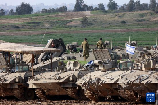 這是1月24日拍攝的加沙邊境以色列一側(cè)的以軍部隊(duì)。新華社發(fā)(吉爾·科恩·馬根攝)