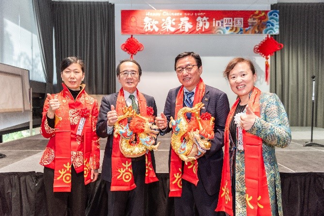 向池田知事、大西市長贈送“歡樂春節(jié)“吉祥龍。從左到右為魏有美副總領(lǐng)事、池田豊人知事、大西秀人市長、馬曉琛主任。中國駐大阪旅游辦事處供圖