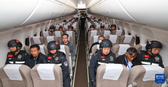 1月30日，白所成、白應(yīng)蒼、魏懷仁、劉正祥、劉正茂、徐老發(fā)等10名緬北重大犯罪嫌疑人在被押解回國的飛機上。新華社記者 殷剛 攝