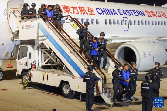 1月30日，在云南昆明長水機場，白所成、白應(yīng)蒼、魏懷仁、劉正祥、劉正茂、徐老發(fā)等10名緬北重大犯罪嫌疑人被我公安機關(guān)成功押解回國。新華社記者 殷剛 攝