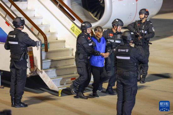1月30日，在云南昆明長水機場，緬北重大犯罪嫌疑人白所成被我公安機關(guān)成功押解回國。新華社記者 殷剛 攝