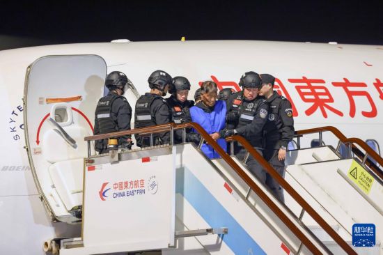 1月30日，在云南昆明長水機場，緬北重大犯罪嫌疑人白所成被我公安機關(guān)成功押解回國。新華社記者 殷剛 攝