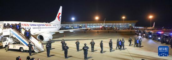 1月30日，在云南昆明長水機場，白所成、白應(yīng)蒼、魏懷仁、劉正祥、劉正茂、徐老發(fā)等10名緬北重大犯罪嫌疑人被我公安機關(guān)成功押解回國。新華社記者 殷剛 攝