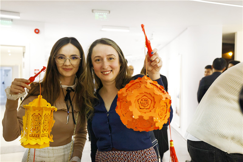 羅馬尼亞觀眾對泉州花燈愛不釋手。 布加勒斯特中國文化中心供圖