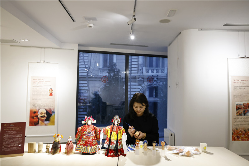 中國泉州的非遺大師制作江加走木偶頭雕刻。 布加勒斯特中國文化中心供圖_副本