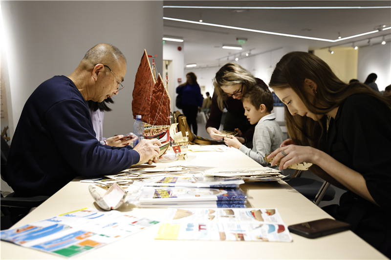 中國泉州非遺大師現(xiàn)場指導(dǎo)制作水密隔艙福船制造技藝。 布加勒斯特中國文化中心供圖