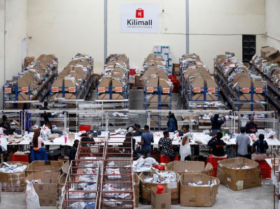 2023年11月11日，在肯尼亞姆洛隆戈，Kilimall員工在倉(cāng)庫(kù)內(nèi)工作。新華社記者 李亞輝 攝