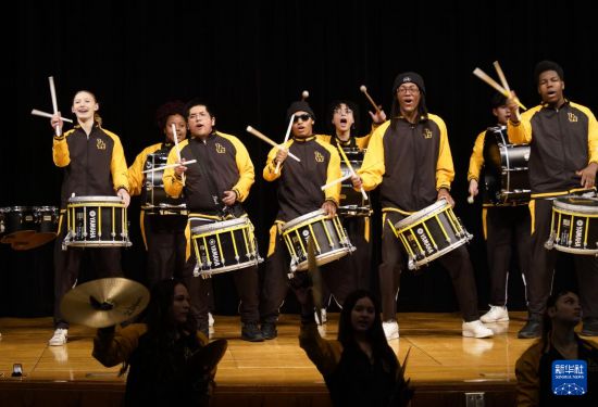 1月30日，在美國華盛頓州塔科馬市林肯中學，學校鼓樂隊在美國中學生赴華交流歡送儀式上表演。新華社記者 吳曉凌 攝