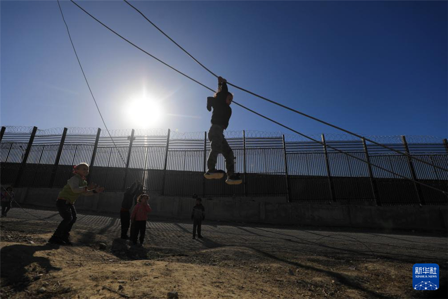1月31日，在加沙地帶南部城市拉法同埃及邊境地區(qū)，巴勒斯坦兒童在玩耍。新華社發(fā)（亞西爾·庫迪攝）