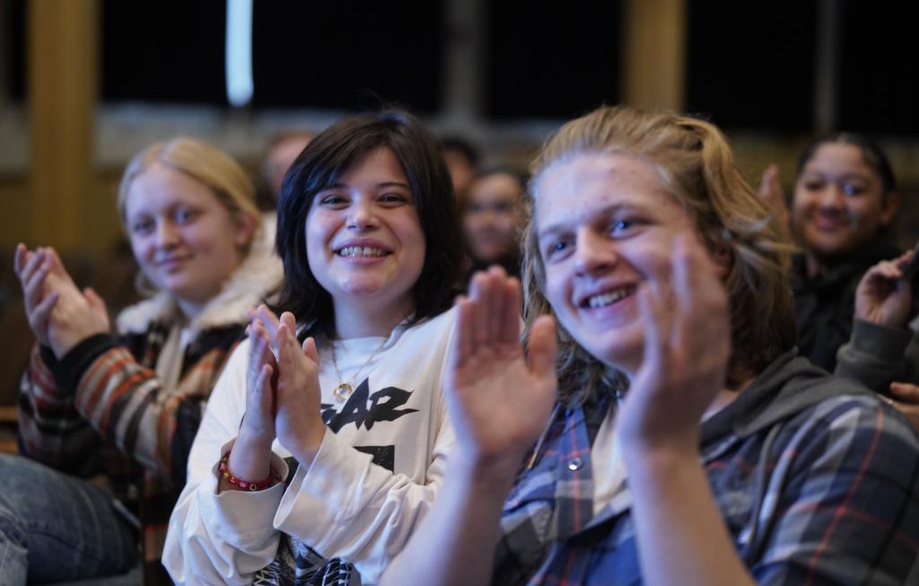 1月30日，在美國(guó)華盛頓州塔科馬市林肯中學(xué)，將于3月啟程赴華交流的林肯中學(xué)12年級(jí)學(xué)生蒙特塞拉特·羅梅羅-羅查（中）參加美國(guó)中學(xué)生赴華交流歡送儀式。新華社記者 吳曉凌 攝