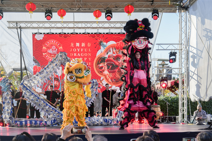 中國駐希臘大使館大使肖軍正與希方嘉賓為舞龍點(diǎn)睛。     希臘小朋友進(jìn)行舞龍舞獅表演?！吨邢r報》供圖