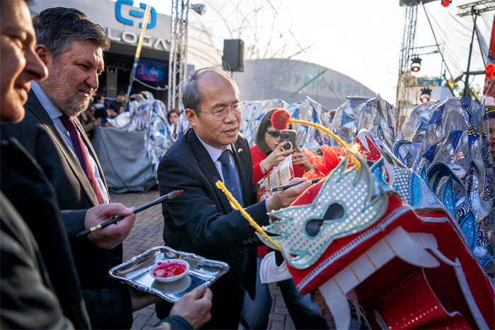 中國駐希臘大使館大使肖軍正與希方嘉賓為舞龍點(diǎn)睛?！吨邢r報》供圖
