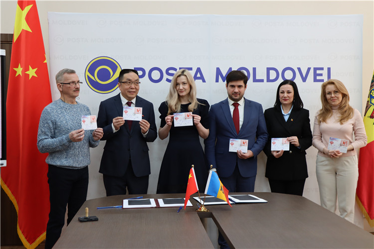 摩爾多瓦首發(fā)龍年生肖郵票。中國駐摩爾多瓦大使館供圖