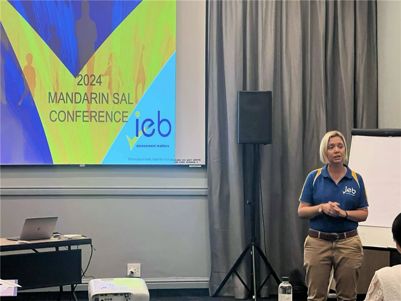 羅賓·莫瓦特女士對2023年“南非漢語高考”情況進行數(shù)據(jù)分析總結(jié)。（圖片來源：南非中國文化和國際教育交流中心孔子課堂）