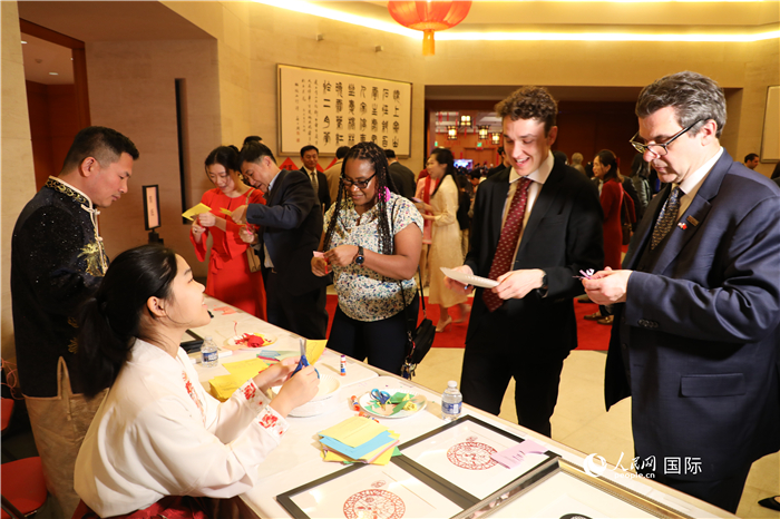 圖為美國民眾體驗中國春節(jié)民俗。人民網(wǎng)記者 李志偉攝