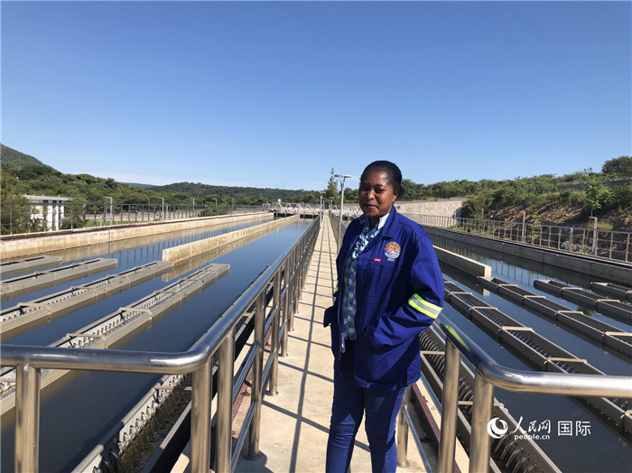 總經理琳達在向記者介紹情況。人民網記者 黃培昭攝.