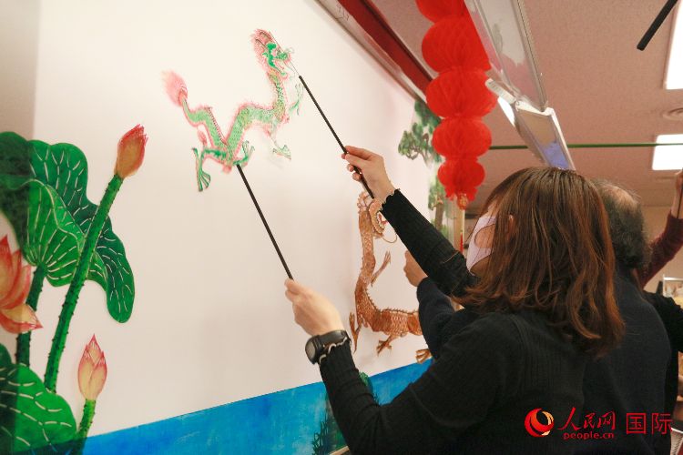 皮影戲表演。人民網(wǎng) 許可攝