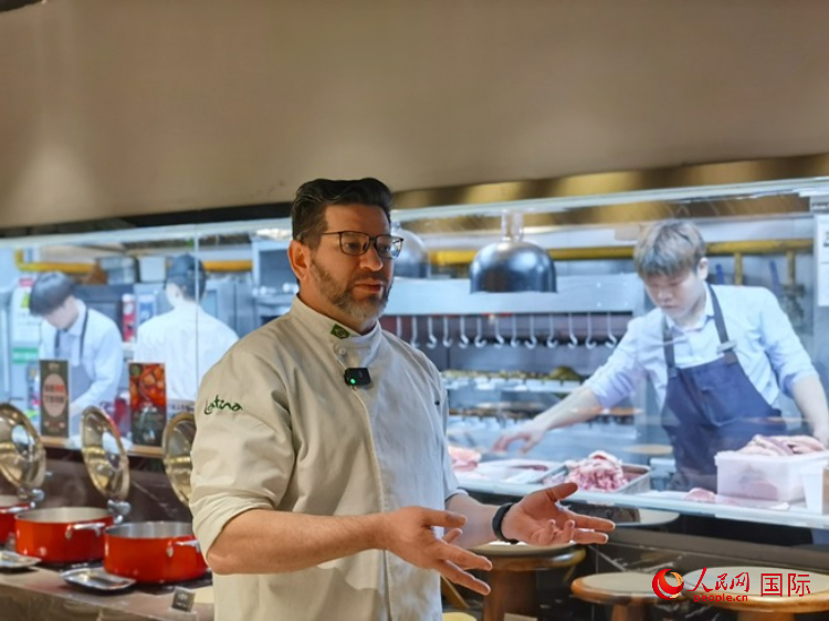 巴西主廚路易斯。人民網(wǎng)記者 魯揚攝