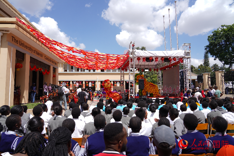 師生在觀看舞獅表演。人民網記者 黃煒鑫攝