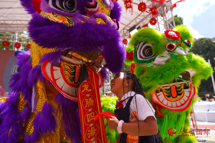 小朋友與舞獅表演者互動。人民網記者 黃煒鑫攝