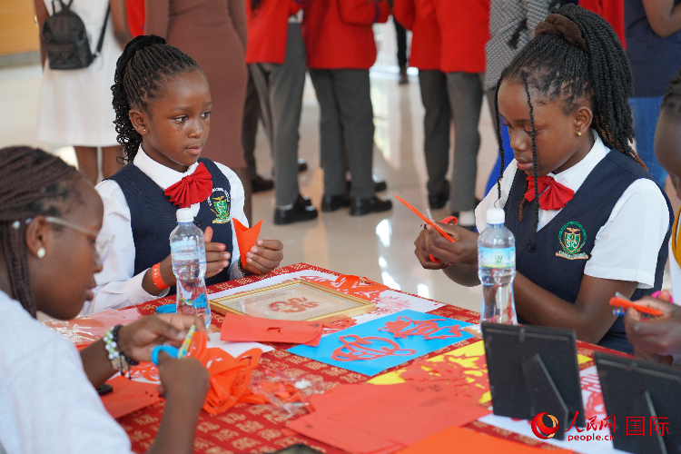 學生在體驗剪窗花。人民網記者 黃煒鑫攝