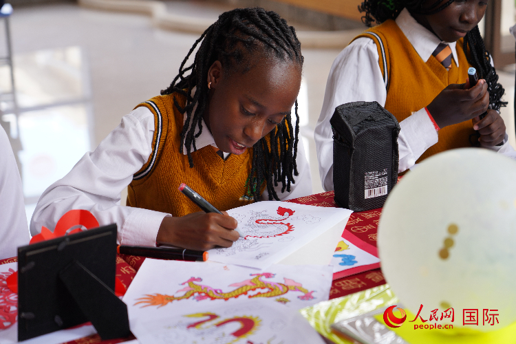 學生在畫龍。人民網記者 黃煒鑫攝