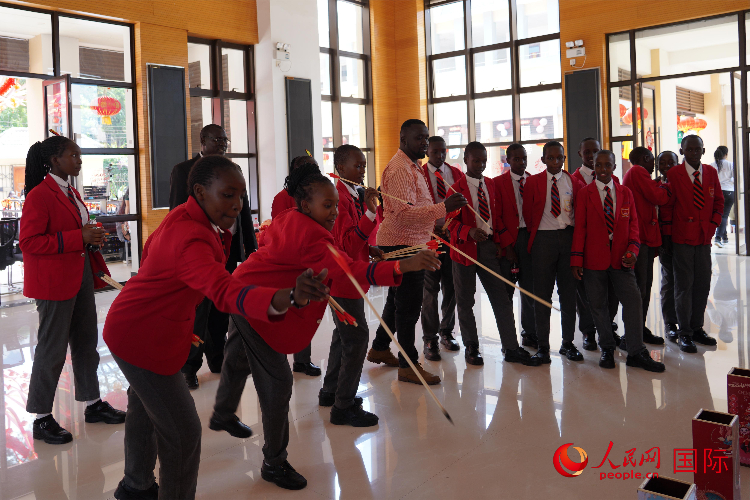 師生在體驗投壺游戲。人民網記者 黃煒鑫攝
